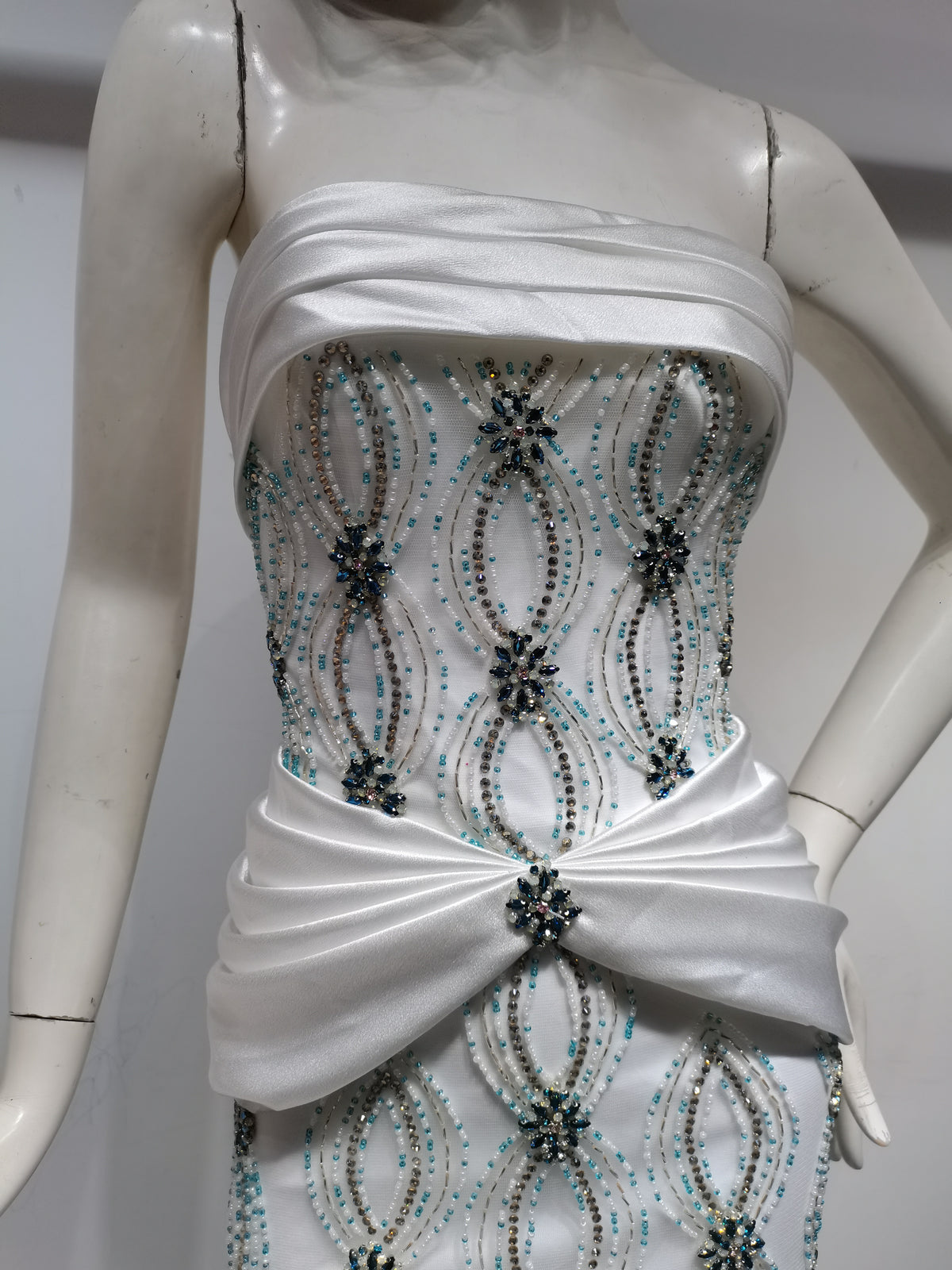 SH62697  WHITE
